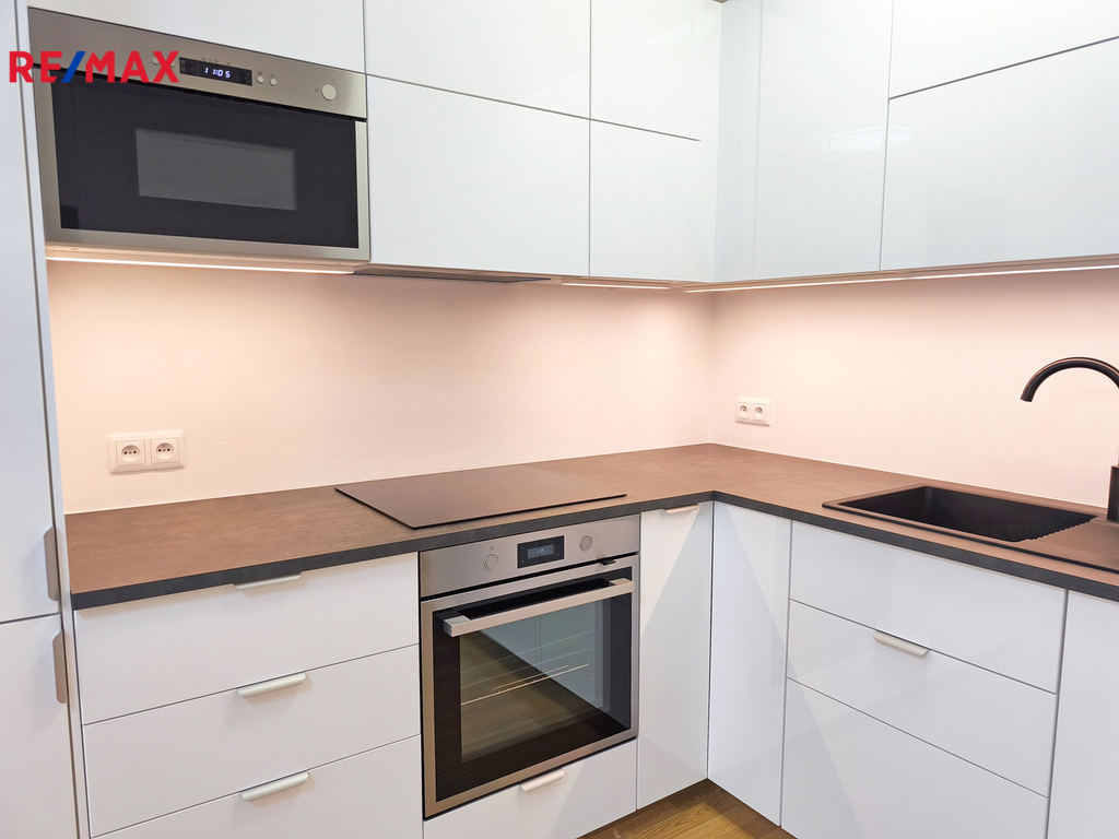 Obývací pokoj se vstupem na balkón. Kuchyňská linka rok nová včetně vestavěných spotřebičů.