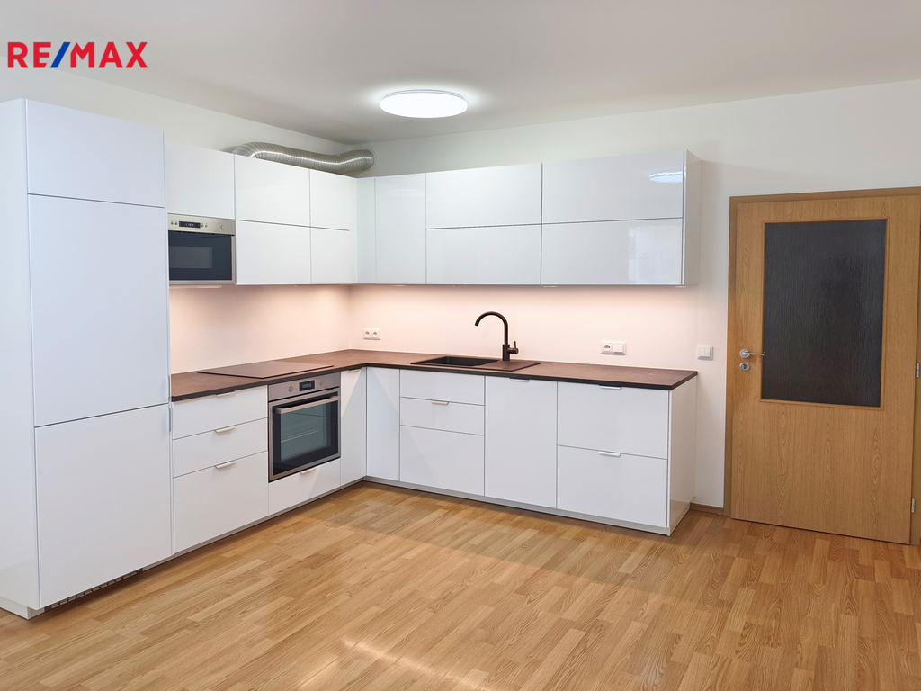 Obývací pokoj se vstupem na balkón. Kuchyňská linka rok nová včetně vestavěných spotřebičů.