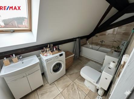 koupelna-bytu-v-podkrovi..jpg | Prodej - nájemní dům, 223 m²