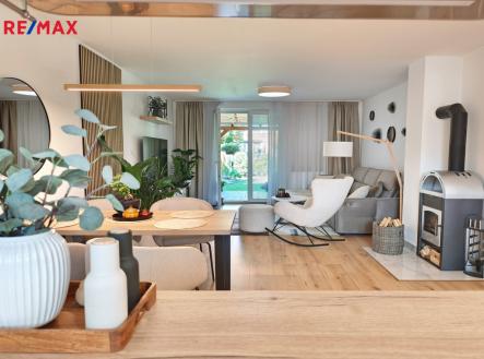 Kuchyňský kout, jídelní kout a obývací pokoj se vstupem na terasu a zahradu. | Prodej - dům/vila, 128 m²
