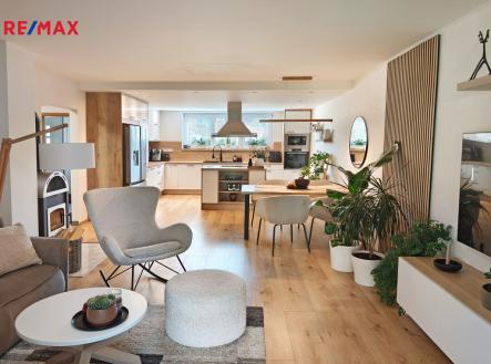 Kuchyňský kout, jídelní kout a obývací pokoj se vstupem na terasu a zahradu. | Prodej - dům/vila, 128 m²