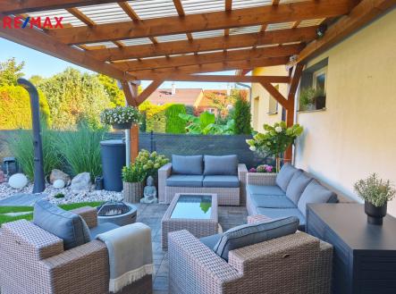 Nově vybudovaná terasa a zahrada. | Prodej - dům/vila, 128 m²