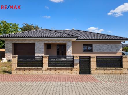 Pohled na rodinný dům z ulice. | Prodej - dům/vila, 157 m²