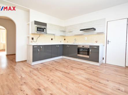 Kuchyně s jídelním koutem a samostatným špajzem. Výhled do dvora. | Prodej bytu, 3+1, 192 m²