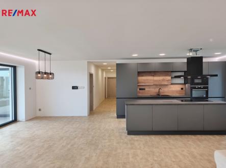 Obývací pokoj s luxusním kuchyňským koutem a jídelním koutem se vstupem na terasu. | Pronájem - dům/vila, 147 m²