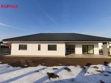 Pohled na dům ze zahrady. | Pronájem - dům/vila, 147 m²