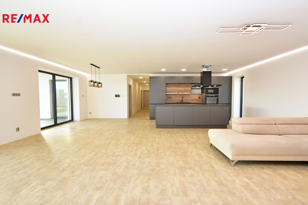 Obývací pokoj s luxusním kuchyňským koutem a jídelním koutem se vstupem na terasu.