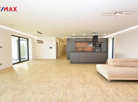 Obývací pokoj s luxusním kuchyňským koutem a jídelním koutem se vstupem na terasu. | Pronájem - dům/vila, 147 m²