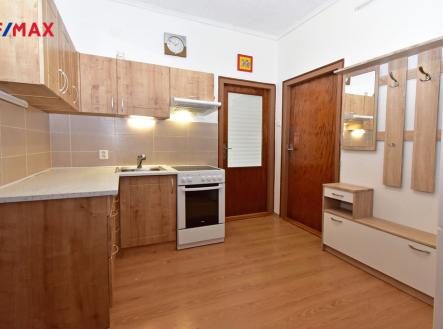 Vstupní chodba s kuchyňským koutem. | Prodej bytu, 2+1, 75 m²