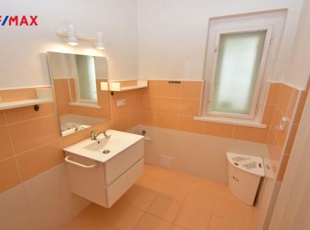 Koupelna se sprchovým koutem, umyvadlem a místem na pračku. | Prodej bytu, 2+1, 75 m²