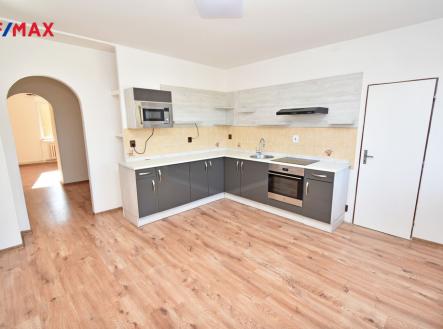 Kuchyně s jídelním koutem a samostatným špajzem. Výhled do dvora. | Pronájem bytu, 3+1, 140 m²