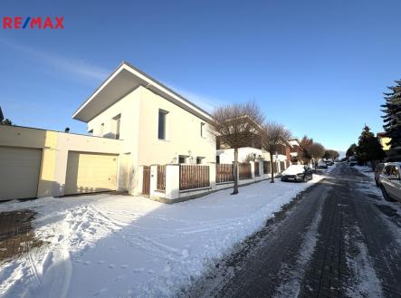 Venkovní pohled na dům | Pronájem - dům/vila, 127 m²