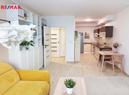 Obývací pokoj se vstupem na terasu a zahradu, jídelní a kuchyňský kout. | Prodej bytu, 2+kk, 52 m²