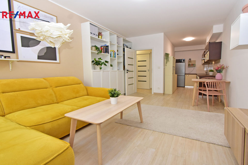 Obývací pokoj se vstupem na terasu a zahradu, jídelní a kuchyňský kout.