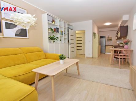 Obývací pokoj se vstupem na terasu a zahradu, jídelní a kuchyňský kout. | Prodej bytu, 2+kk, 52 m²