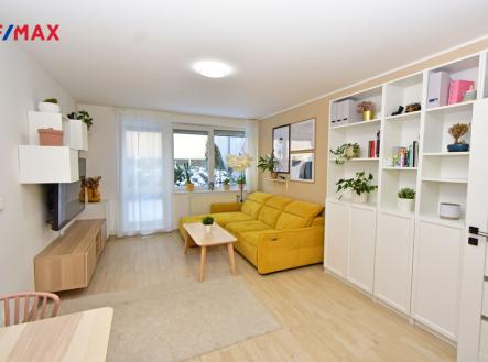 Obývací pokoj se vstupem na terasu a zahradu, jídelní a kuchyňský kout. | Prodej bytu, 2+kk, 52 m²