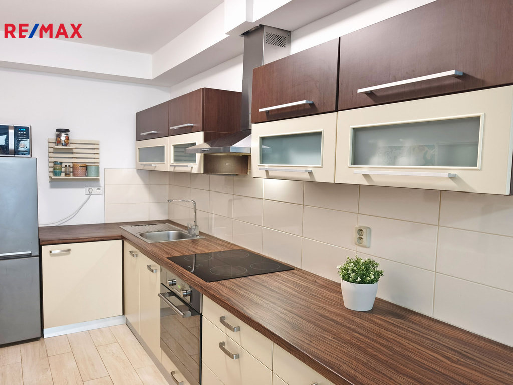 Obývací pokoj se vstupem na terasu a zahradu, jídelní a kuchyňský kout.