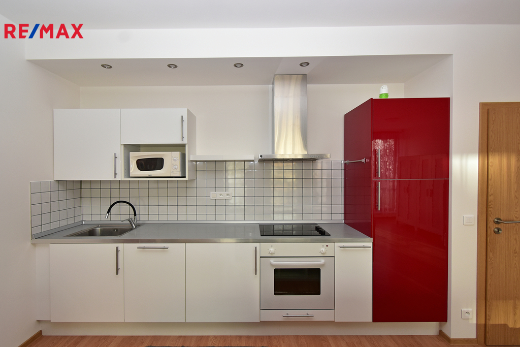 Kuchyňský kout včetně vestavných spotřebičů a mikrovlnné trouby.