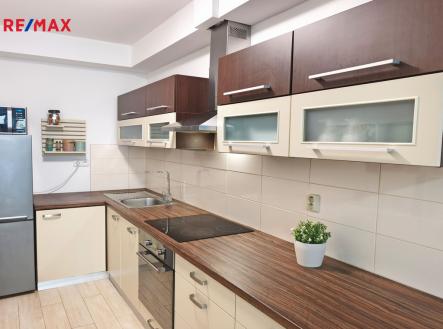 Obývací pokoj se vstupem na terasu a zahradu, jídelní a kuchyňský kout. | Prodej bytu, 2+kk, 52 m²