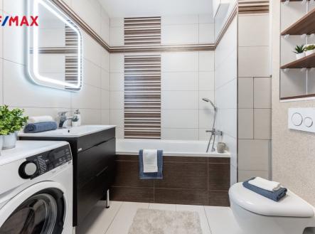 Koupelna s vanou, umyvadlem, toaletou a místem na pračku a sušičku. | Prodej bytu, 2+kk, 52 m²