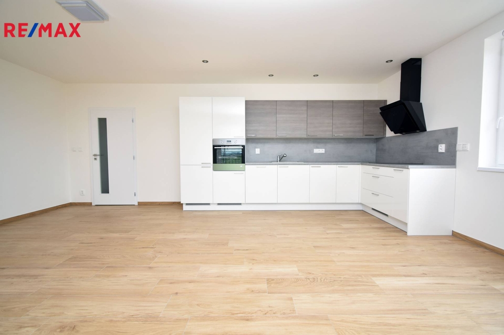 Obývací pokoj s kuchyňským a jídelním koutem.