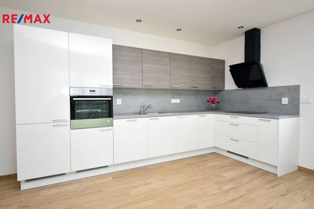 Obývací pokoj s kuchyňským a jídelním koutem.