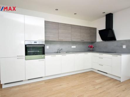 Obývací pokoj s kuchyňským a jídelním koutem. | Pronájem bytu, 2+kk, 63 m²