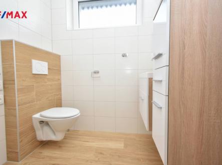 Koupelna se sprchovým koutem, toaletou, umyvadlem a místem na pračku. | Pronájem bytu, 2+kk, 63 m²