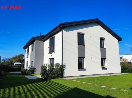 Pohled na dům ze zahrady. | Pronájem bytu, 2+kk, 63 m²