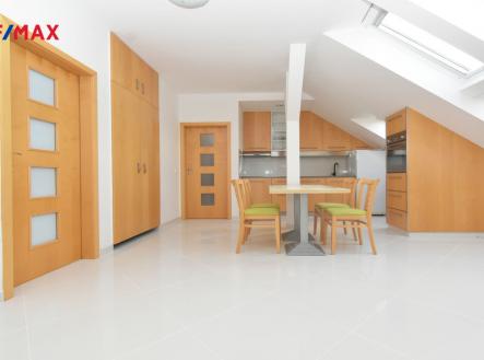 Kuchyňský kout, jídelní kout a obývací pokoj. | Prodej bytu, 3+kk, 82 m²