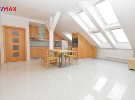 Kuchyňský kout, jídelní kout a obývací pokoj. | Prodej bytu, 3+kk, 82 m²