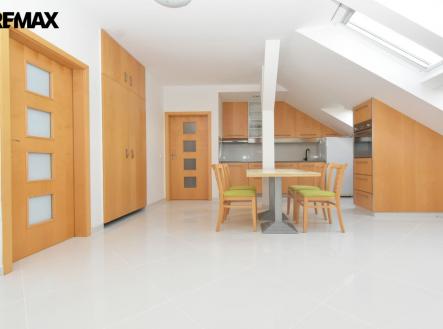 Kuchyňský kout, jídelní kout a obývací pokoj. | Prodej bytu, 3+kk, 82 m²