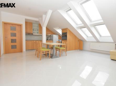 Kuchyňský kout, jídelní kout a obývací pokoj. | Prodej bytu, 3+kk, 82 m²