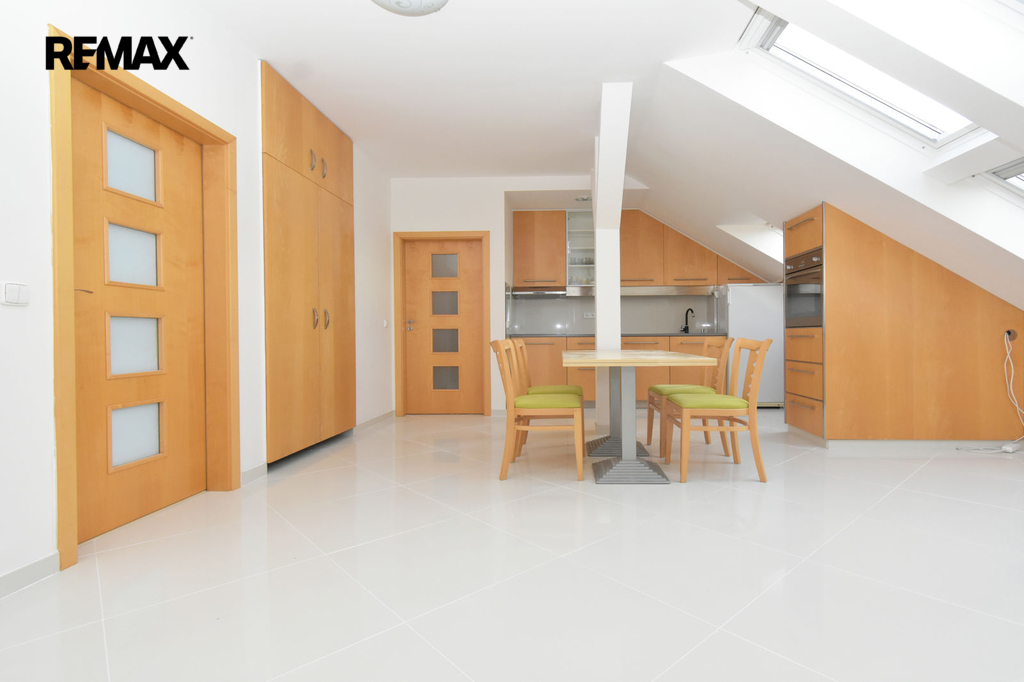 Kuchyňský kout, jídelní kout a obývací pokoj.