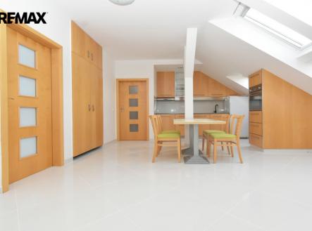 Kuchyňský kout, jídelní kout a obývací pokoj. | Prodej bytu, 3+kk, 82 m²