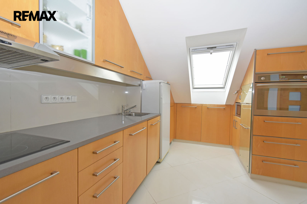 Kuchyňský kout včetně vestavných spotřebičů.