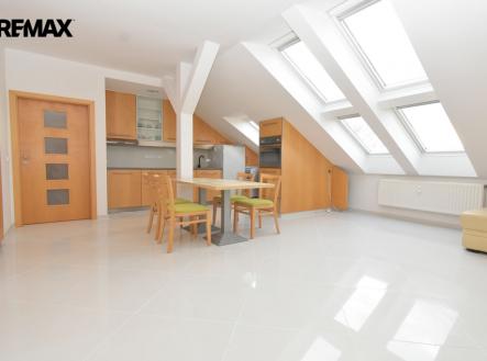 Kuchyňský kout, jídelní kout a obývací pokoj. | Prodej bytu, 3+kk, 82 m²