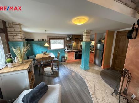 pohled-na-jidelni-kout-a-kuchynsky-kout-hlavni-obytna-mistnost-chalupy-v-prizemi..jpg | Prodej - dům/vila, 150 m²