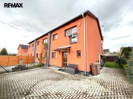 Čelní pohled na dům | Prodej - dům/vila, 102 m²