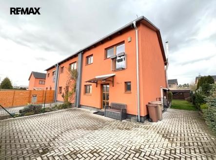 Čelní pohled na dům | Prodej - dům/vila, 102 m²