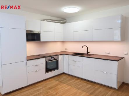 Obývací pokoj s luxusním novým kuchyňským koutem včetně vestavěných spotřebičů zn. Ikea. Kuchyně s dostatečným úložným prostorem. | Pronájem bytu, 2+kk, 60 m²