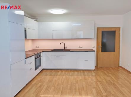 Obývací pokoj s luxusním novým kuchyňským koutem včetně vestavěných spotřebičů zn. Ikea. Kuchyně s dostatečným úložným prostorem. | Pronájem bytu, 2+kk, 60 m²