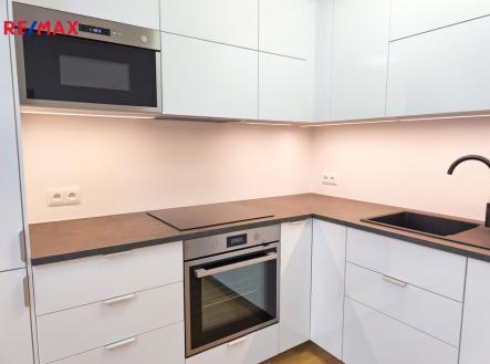 Obývací pokoj s luxusním novým kuchyňským koutem včetně vestavěných spotřebičů zn. Ikea. Kuchyně s dostatečným úložným prostorem. | Pronájem bytu, 2+kk, 60 m²