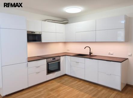 Obývací pokoj s luxusním novým kuchyňským koutem včetně vestavěných spotřebičů zn. Ikea. Kuchyně s dostatečným úložným prostorem. | Pronájem bytu, 2+kk, 60 m²