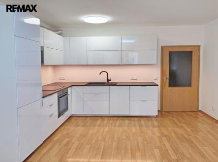 Obývací pokoj s luxusním novým kuchyňským koutem včetně vestavěných spotřebičů zn. Ikea. Kuchyně s dostatečným úložným prostorem. | Pronájem bytu, 2+kk, 60 m²