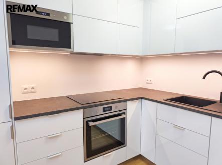 Obývací pokoj s luxusním novým kuchyňským koutem včetně vestavěných spotřebičů zn. Ikea. Kuchyně s dostatečným úložným prostorem. | Pronájem bytu, 2+kk, 60 m²