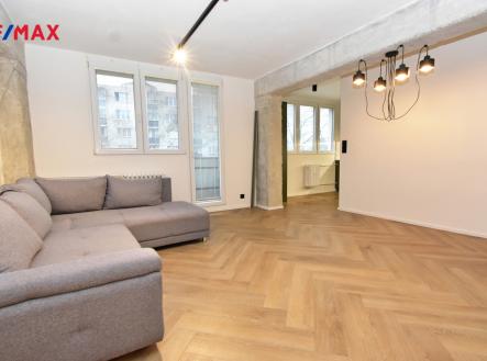 Obývací pokoj s kuchyňským koutem a vstupem na balkón. | Pronájem bytu, 2+kk, 53 m²