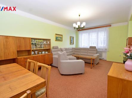 Obývací pokoj velmi prostorný a světlý. | Prodej bytu, 3+1, 75 m²