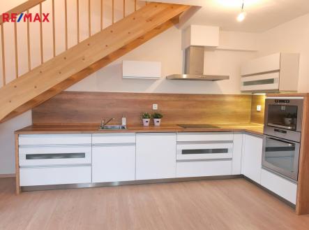 Obývací pokoj s kuchyňským koutem s výhledem a vstupem na terasu a zahradu. | Prodej bytu, 3+kk, 76 m²