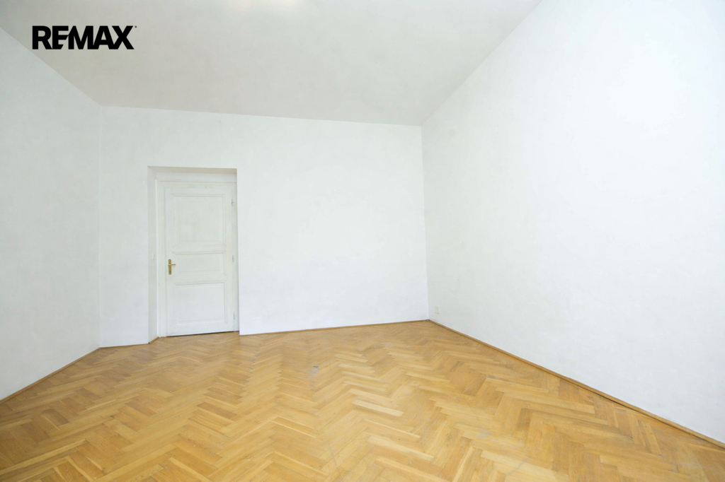prazdny-pokoj-s-drevenou-podlahou-1.png